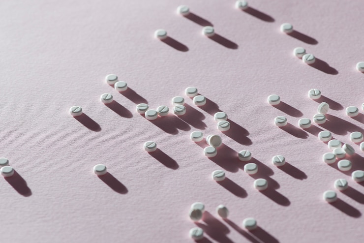 Foto gratuito surtido de pastillas sobre fondo rosa