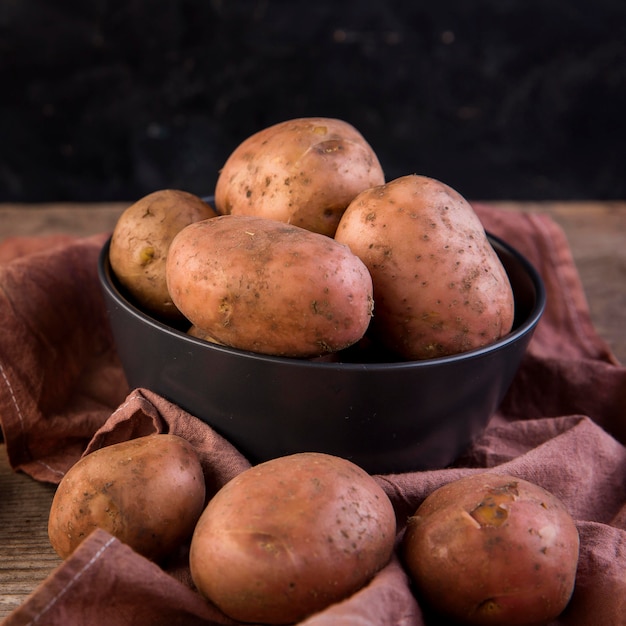 Surtido de patatas en mesa de madera