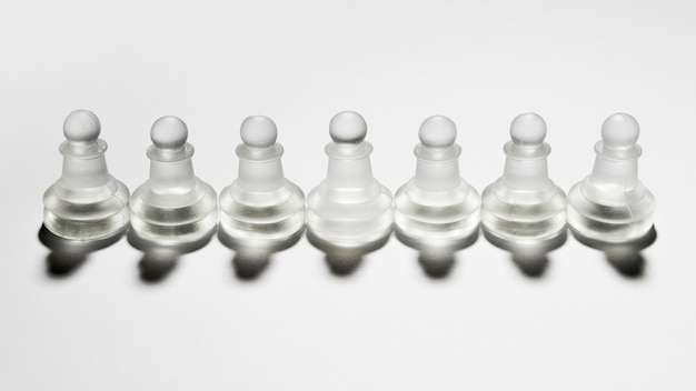 Foto gratuita surtido de piezas de ajedrez transparentes