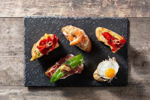 Surtido de pintxos españoles