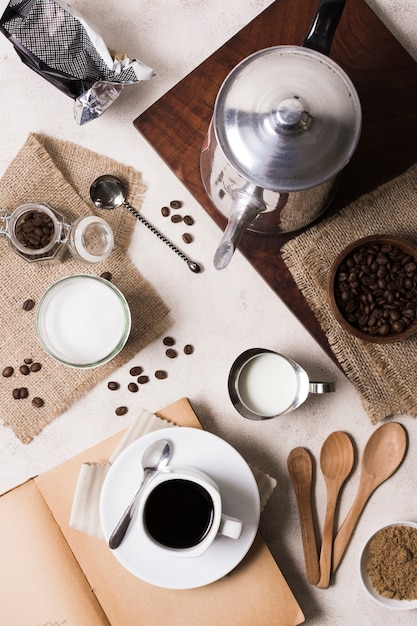 Surtido plano de café con molinillo y leche