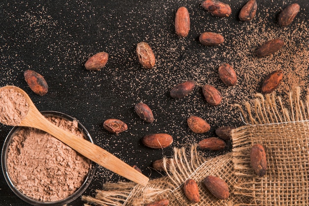 Surtido plano de chocolate oscuro con espacio de copia