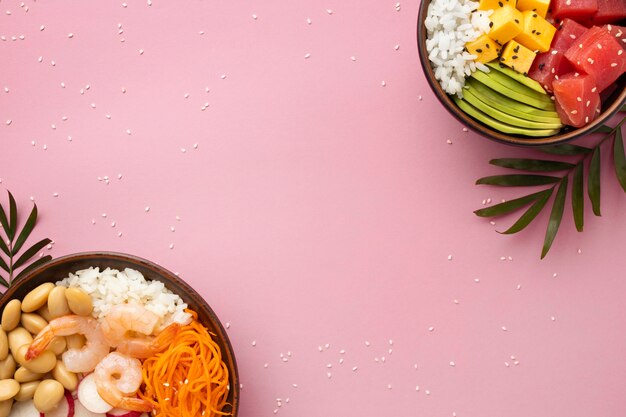 Surtido plano de delicioso poke bowl