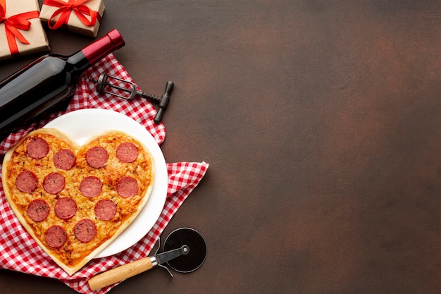 Surtido plano del día de San Valentín con pizza y espacio de copia