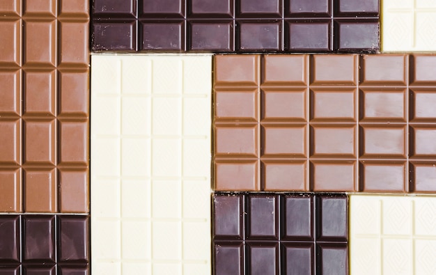 Surtido plano con diferentes tipos de chocolate.