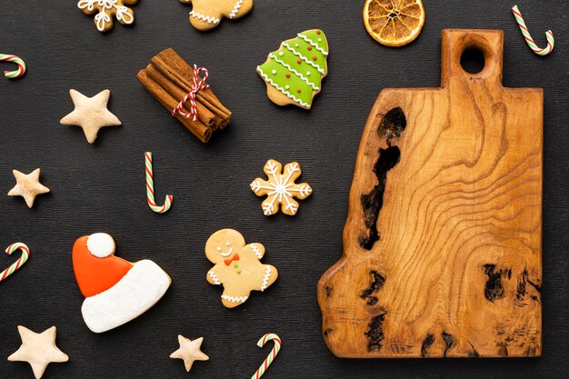 Surtido plano de galletas de jengibre de navidad