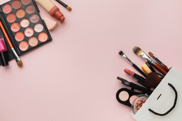 Foto gratuito surtido plano con marco de maquillaje sobre fondo rosa