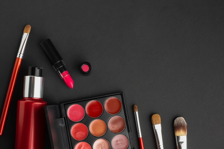 Foto gratuito surtido plano con productos de maquillaje sobre fondo negro