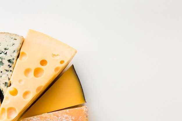 Surtido plano de quesos gourmet con espacio de copia