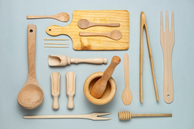 Foto gratuita surtido plano de utensilios de cocina de madera