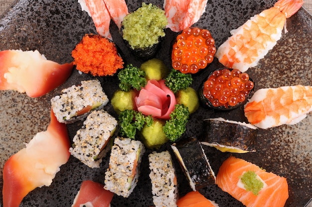 Foto gratuita surtido de plato de sushi