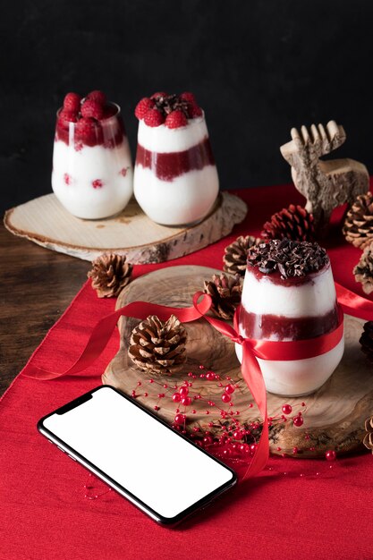 Surtido de postres navideños deliciosos de alto ángulo