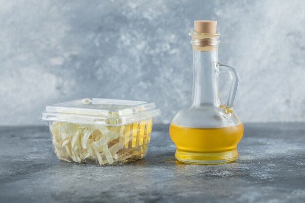 Surtido de productos lácteos en aceite y queso de mesa de madera. Foto de alta calidad