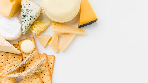 Surtido de queso gourmet plano y galletas saladas con espacio de copia