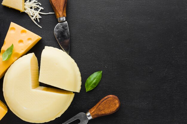 Surtido de queso plano y utensilios con espacio de copia