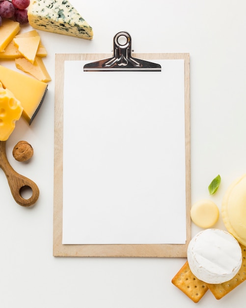 Surtido de quesos gourmet con bloc de notas en blanco