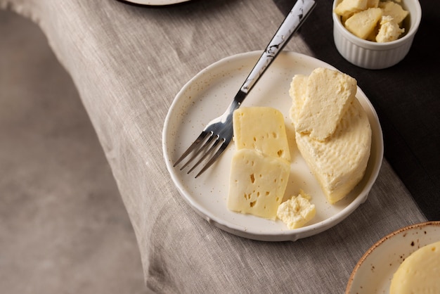 Foto gratuita surtido de quesos paneer tradicionales