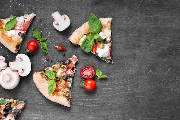 Surtido con rebanadas de pizza y champiñones