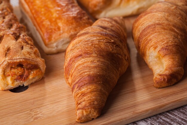 Surtido de repostería francesa sobre tabla de cortar. Brunch delicioso.