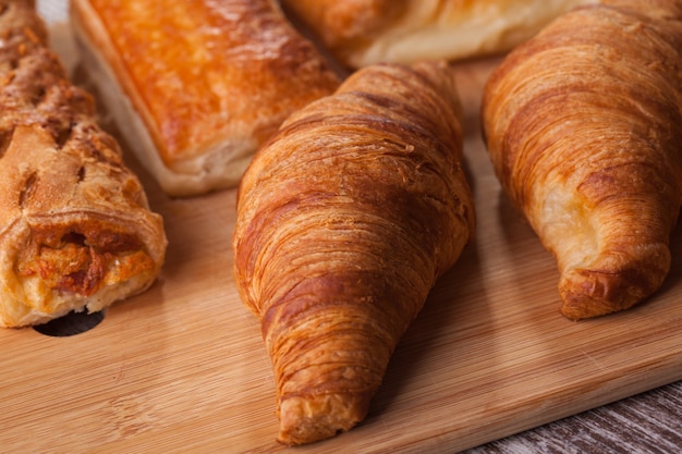 Surtido de repostería francesa sobre tabla de cortar. Brunch delicioso.