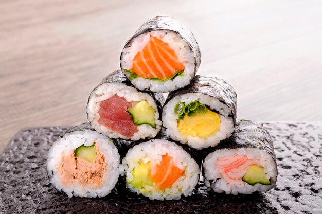 Surtido de rollos de sushi