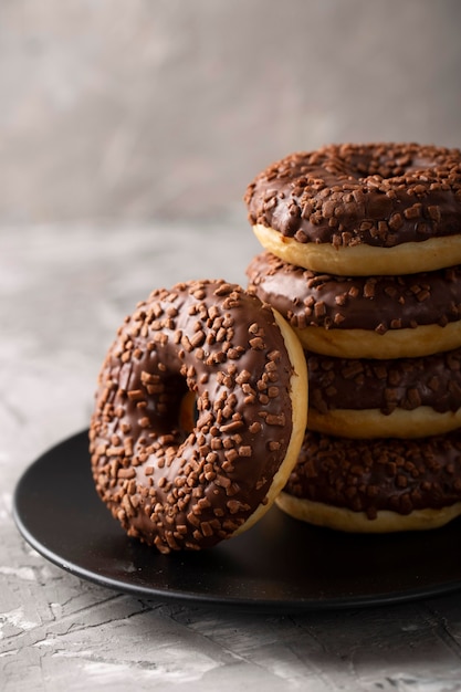 Foto gratuita surtido de rosquillas dulces vista frontal