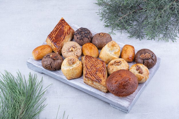 Surtido de sabrosas galletas en tablero de madera.