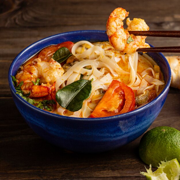 Surtido sabroso de alto ángulo de fideos en una mesa