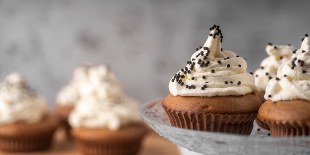 Surtido de sabrosos cupcakes sobre soporte de cristal