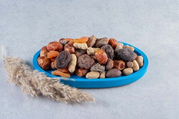 Surtido de sabrosos frutos secos y nueces sobre fondo de piedra.