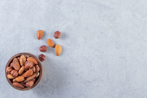 Surtido de sabrosos frutos secos y nueces en un tazón de madera.