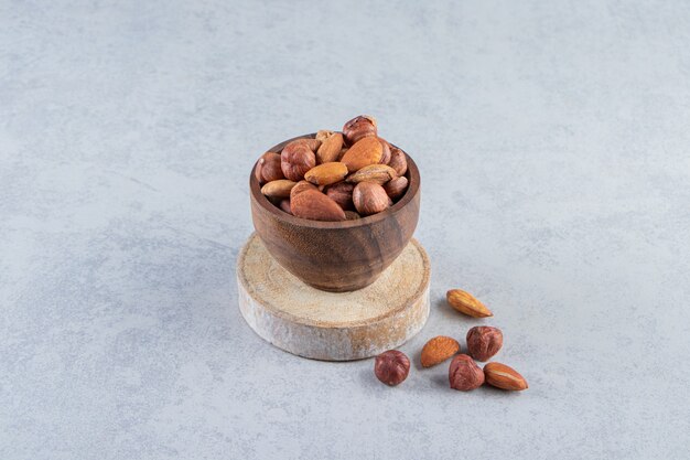 Surtido de sabrosos frutos secos y nueces en un tazón de madera.