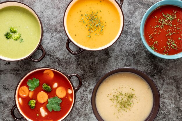 Surtido de sopas caseras planas