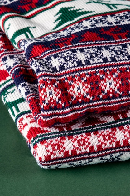 Foto gratuita surtido de suéteres navideños ángulo alto