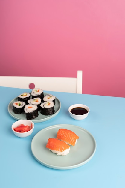 Foto gratuita surtido de sushi delicioso de alto ángulo