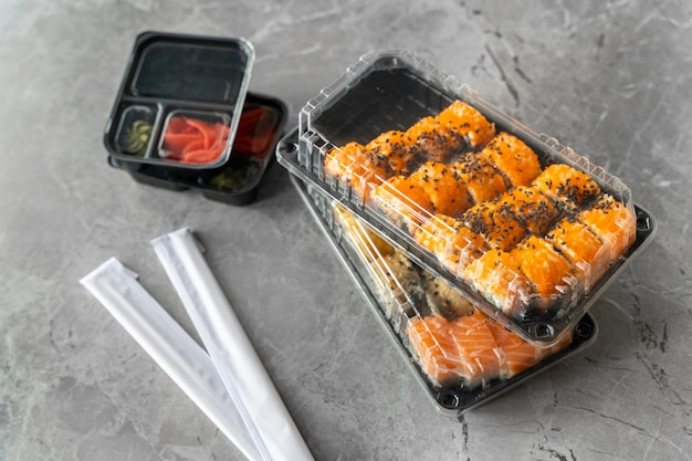 Foto gratuita surtido de sushi delicioso de alto ángulo