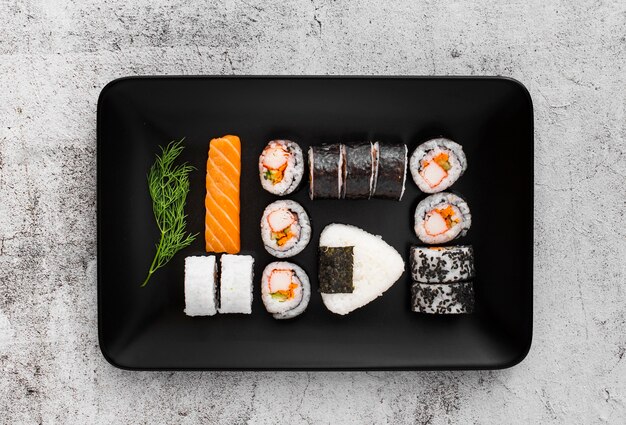 Surtido de sushi en plato rectangular negro