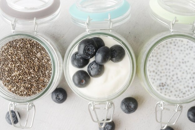 Surtido de tarros con semillas en leche y fruta.