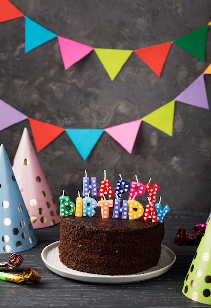 Foto gratuita surtido con tarta de cumpleaños y decoraciones para fiestas
