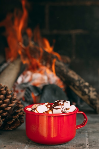 Foto gratuita surtido con taza cerca de la chimenea