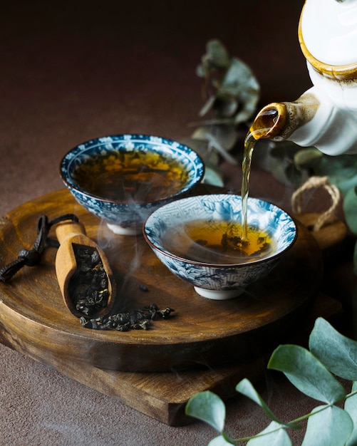 Surtido de tazas de té en tablero de madera