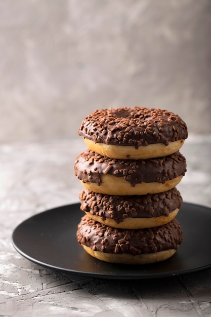 Surtido de torre de vista frontal con rosquillas de chocolate