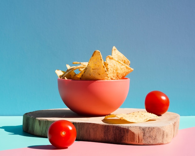 Surtido de tortilla chips y tomates cherry.