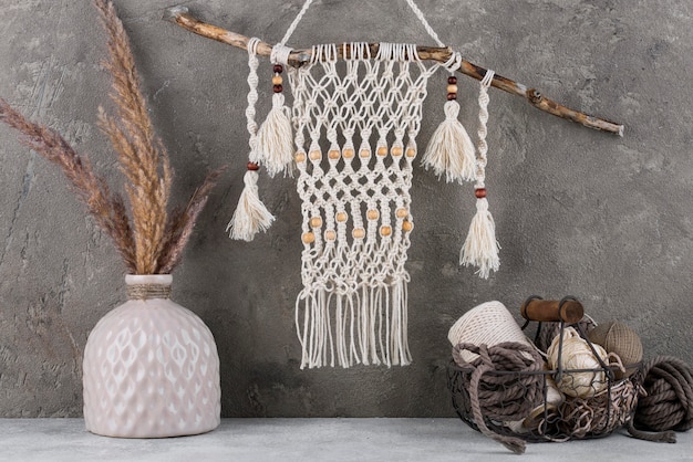 Foto gratuita surtido tradicional de macramé en interiores