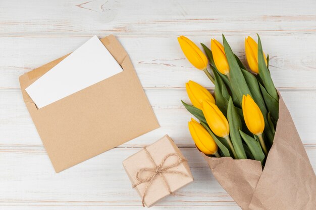 Surtido de tulipanes amarillos con tarjeta en sobre