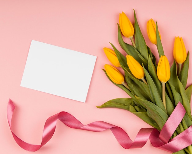 Foto gratuita surtido de tulipanes amarillos con tarjeta vacía