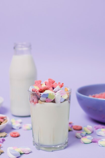 Surtido con vaso y botella de leche.