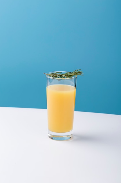 Foto gratuita surtido con vaso de jugo de naranja