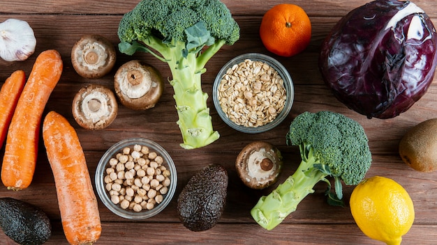 Foto gratuita surtido de verduras con aguacate.