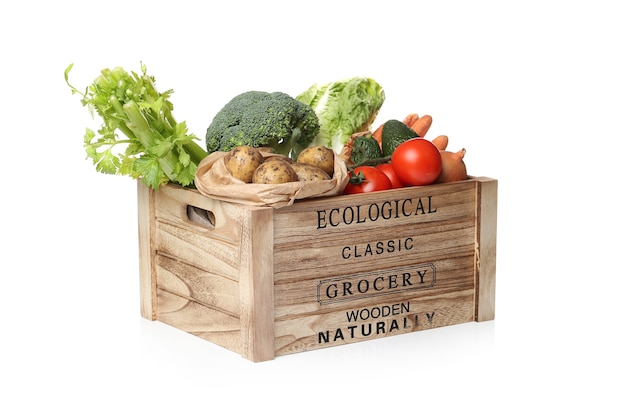 Surtido de verduras en una caja de madera